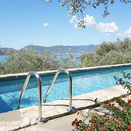Villa Miralunga La *
